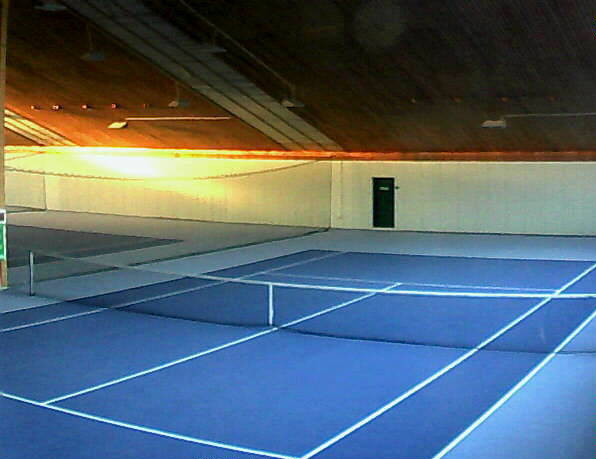 Tennishalle morgens um 7:30 Uhr am 1. April - Frühtennis